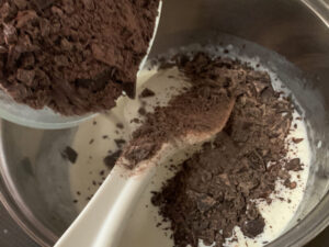 転写シートを使った生チョコの作り方　チョコレート投入