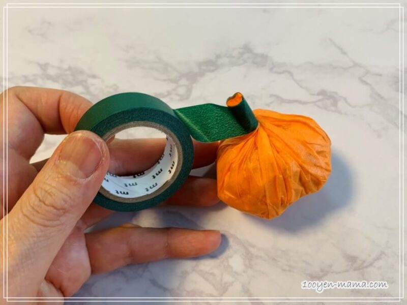 かぼちゃのラッピングの方法⑤緑のマスキングテープで巻く